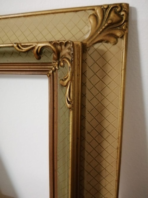 Cornice vintage con decorazioni dorate